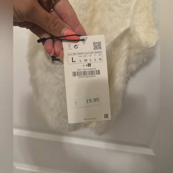 Fuzzy white Zara halter top - Picture 2 of 3